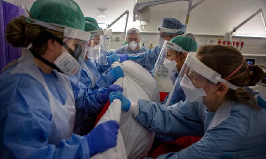 El personal del hospital rodea a un paciente en la cama.