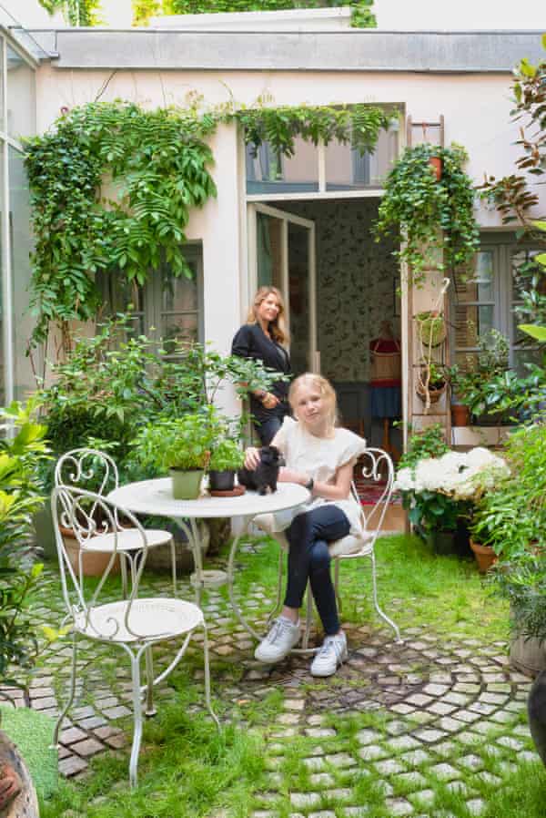 Dorothée Delaye in the courtyard garden with her daughter