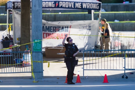 執法人員調查犯罪現場