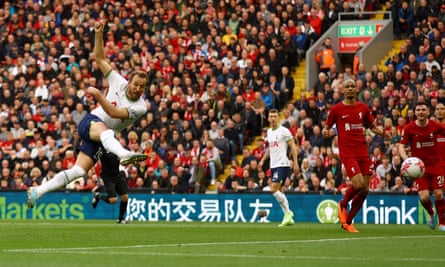 Harry Kane yang tidak terkawal memiliki waktu dan ruang untuk melakukan tendangan voli di gol pertama Tottenham