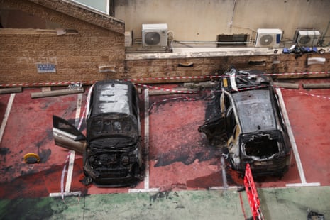 उत्तरी इज़राइल के किर्यत अता में एक प्रक्षेप्य प्रभाव के बाद