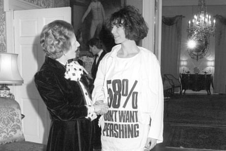 Margaret Thatcher avec la créatrice de mode Katherine Hamnett dans Made in the 80s.