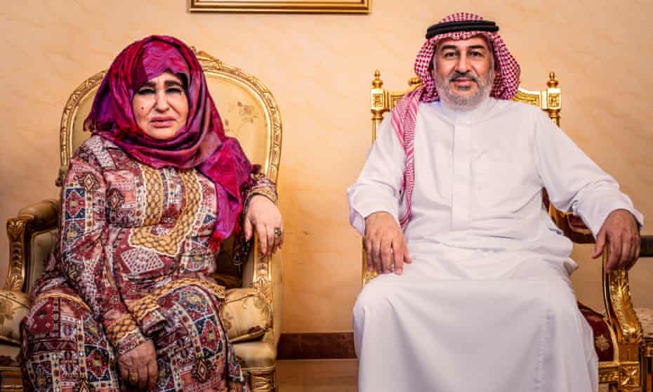 Alia Ghanem chez elle à Jeddah, en Arabie saoudite, avec son fils Ahmad