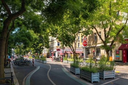 A dedicated cycle lane separated from the street in the Bergmann-neighbourhood in Berlin to improve road safety.