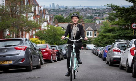 Andando de bicicleta elétrica em Muswell Hill, Londres