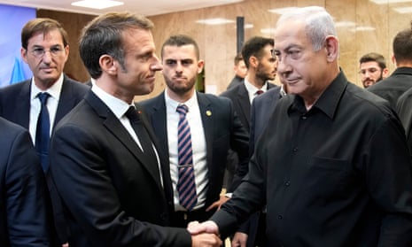 El primer ministro israelí, Benjamin Netanyahu (derecha), le da la mano al presidente francés, Emmanuel Macron, en Jerusalén en octubre.