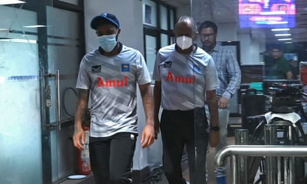 Sri Lanka’s captain, Kusal Mendis (left), arrives at Arun Jaitley Stadium wearing a face mask.