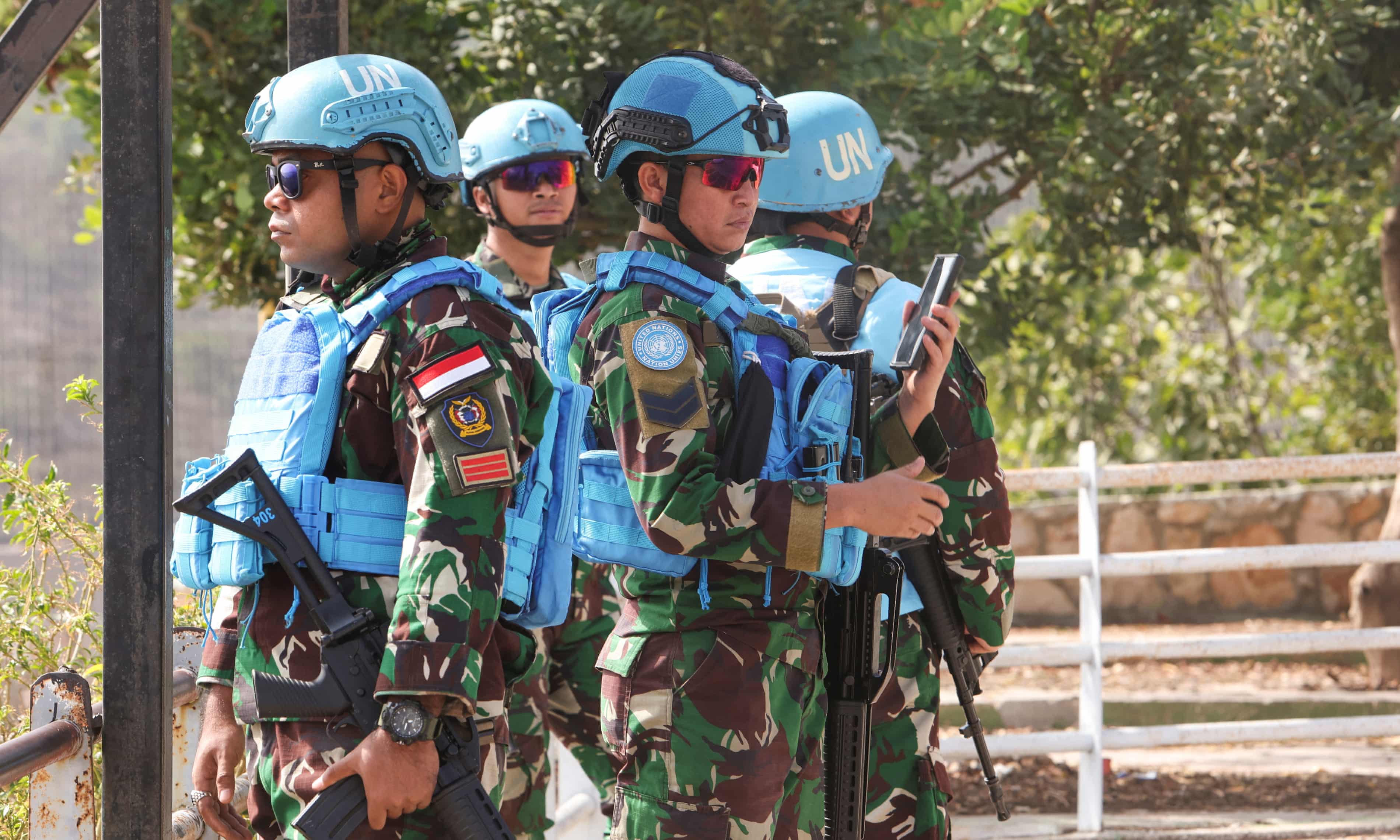 Peacekeepers in Lebanon say Israeli tanks destroyed their main gate as Netanyahu tells UN to move troops (theguardian.com)