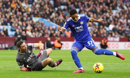 Tetê evades Emiliano Martínez to score Leicester’s third goal against Aston Villa.