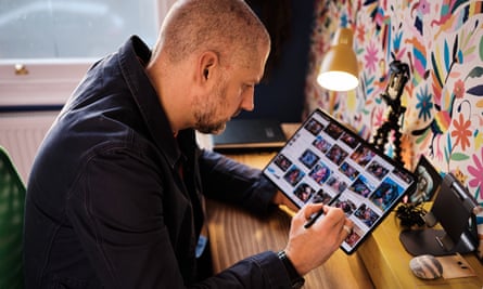 Chris Pensa olhando fotos no tablet Galaxy