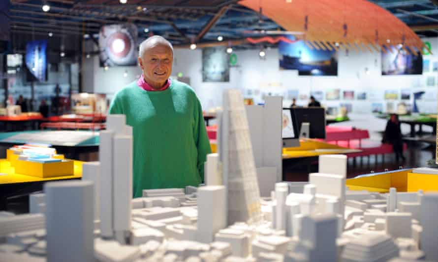 Richard Rogers in 2007 with the model of his project for a tower in London located at 122 Leadenhall Street in the City of London, now known as the ‘Cheesegrater’.
