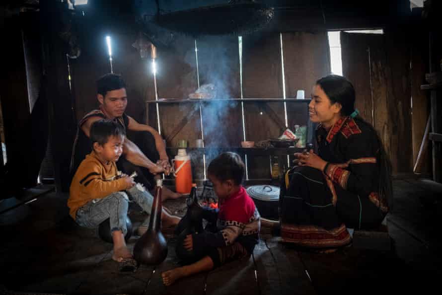 Khun 6 y A Khin, 3, con Trun y Nu antes del desayuno en su casa en Gia Lai, en las tierras altas centrales de Vietnam.