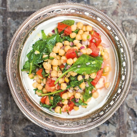 Chickpeas with spinach and yoghurt