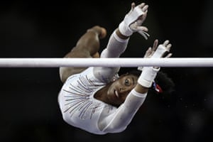 Simone Biles, de EE. UU., Actúa en los bares desiguales en el campeonato mundial de gimnasia en Stuttgart.