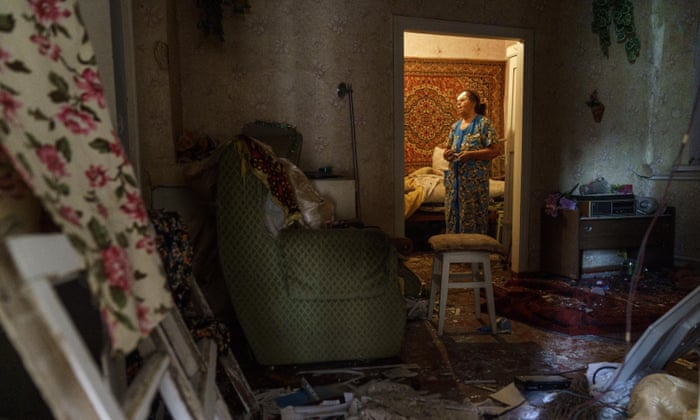 Valentyna Kondratieva, de 75 años, se encuentra dentro de su casa dañada donde sufrió heridas en un ataque con cohetes rusos el sábado por la noche en Kramatorsk, región de Donetsk, este de Ucrania.  (Foto AP/David Goldman)