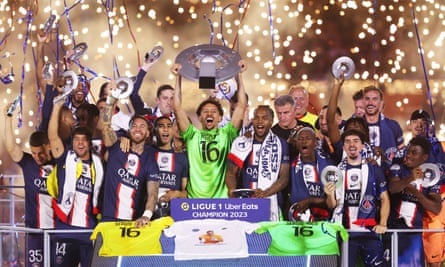 Marquinhos lifts the Ligue 1 trophy after the match.
