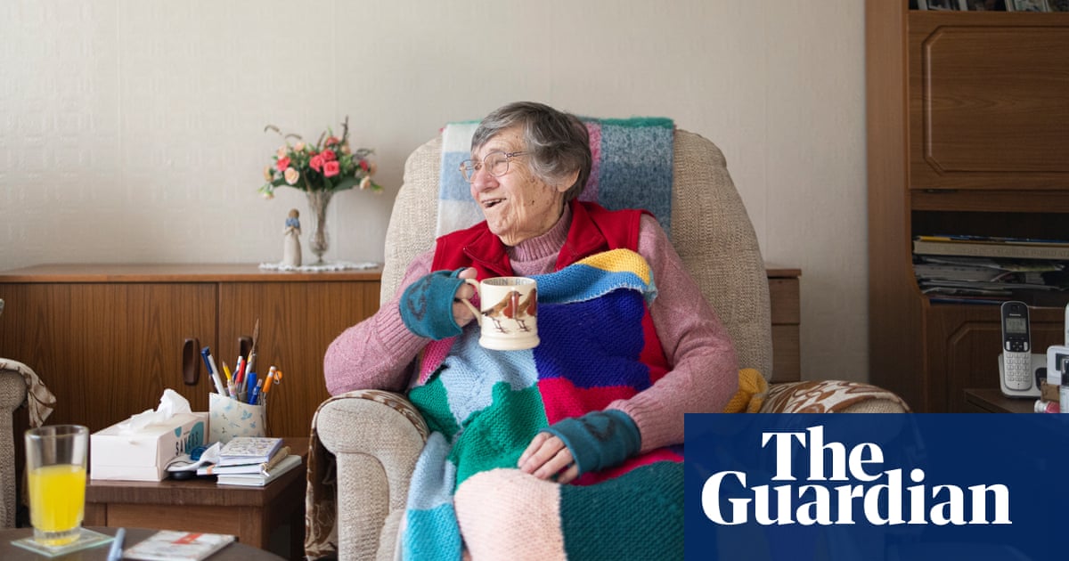 ‘Cuido a la población envejecida de West Yorkshire: “Lo visito y su rostro se ilumina” – ensayo fotográfico | Envejecimiento’ ‘Cuido a la población envejecida de West Yorkshire: “Lo visito y su rostro se ilumina” – ensayo fotográfico | Envejecimiento’