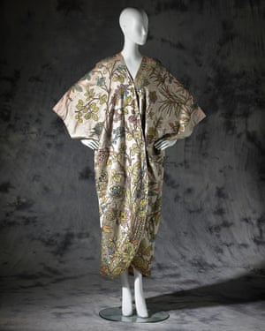 La tienda por departamentos Liberty, en Londres, fue 'muy temprano en adoptar la importación del kimono de exportación de Japón y luego también adaptando la silueta a los gustos occidentales', dice Charlotte Botica, curadora de moda y textiles en NGV. Este vestido, hecho internamente por Liberty en 1910, presenta flores occidentales representadas en un estilo japonés, con una forma de kimono clásica adaptada a una bata de noche occidental.