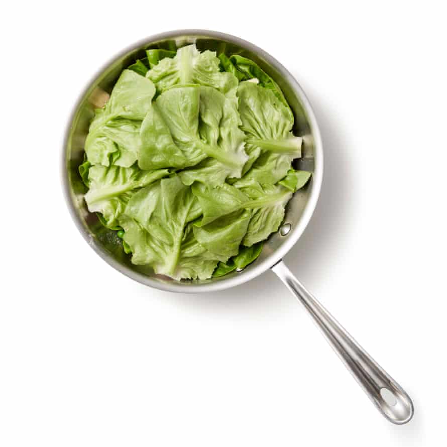 Perfect petit pois a la Francais step 02d. Finish by covering with the remaining lettuce.