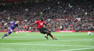 Romelu Lukaku should score but pulls the ball wide.