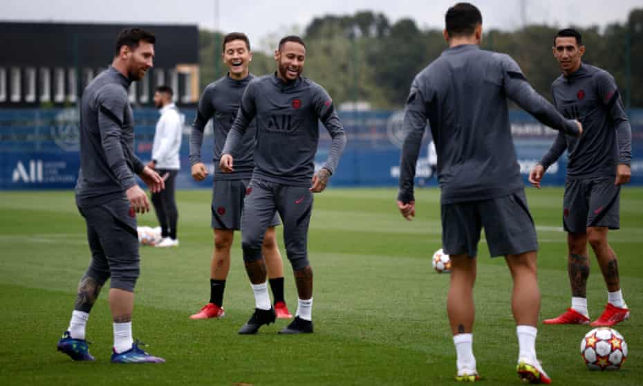 Lionel Messi (left) trains with his PSG teammates on Monday.