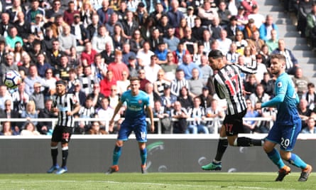 Ayoze Pérez scores Newcastle’s equaliser, his third goal in three matches.
