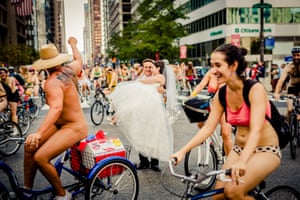 Naked bike ride messes up couples wedding photo