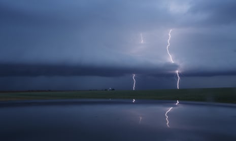 supercell thunderstorm lightning