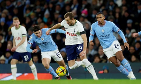 Tottenham Hotspur's Harry Kane steps forward as Julian Alvarez and Manchester City's Manuel Akanji look on.