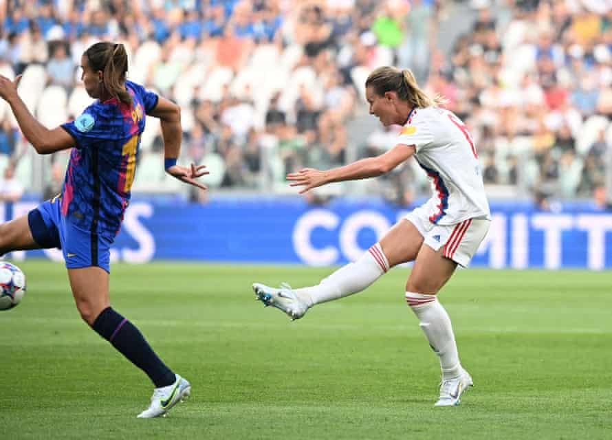 Amandine Henry opens the scoring.