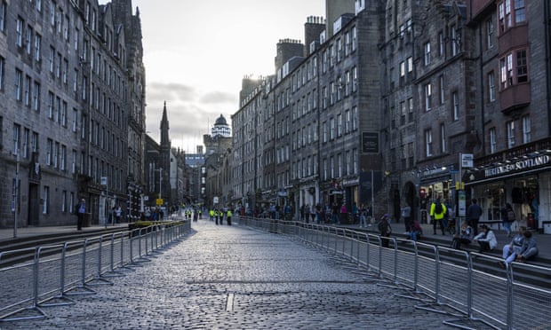 Edynburg przygotowuje się na przyjęcie tysięcy sympatyków, którzy wyjdą na ulice, gdy trumna królowej zostanie przywieziona do Pałacu Holyroodhouse.