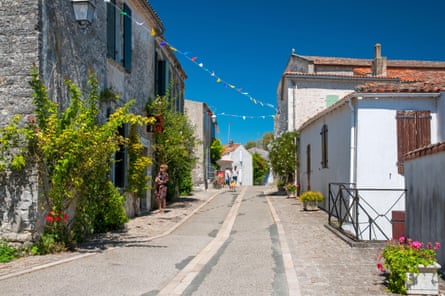 A street in Mornac-sur-Seudre.