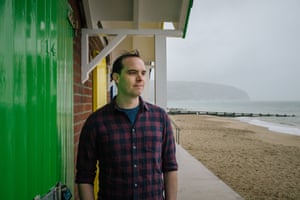 As he poses for a portrait, Alistair tears up as he remembers his dad, who passed away after contracting Covid whilst staying in a care home. © Simon Bray