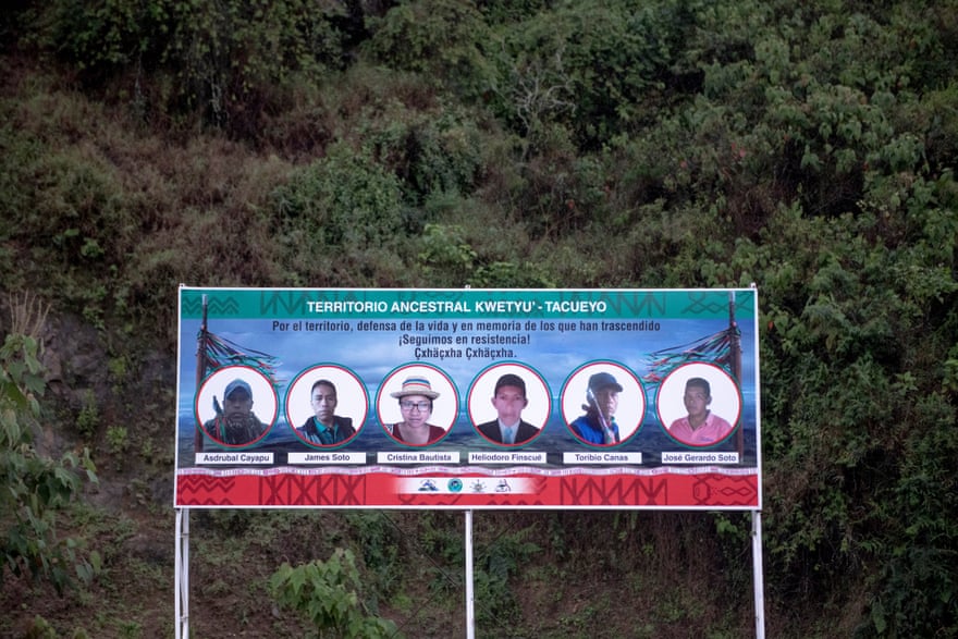 In the village of Tacueyo, a sign has been erected near where, in October 2019, five members of the Indigenous Guards were murdered by dissidents known as the Dagoberto Ramos mobile column.