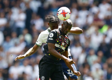 Yves Bissouma dari Tottenham Hotspur melakukan sundulan dengan Yoane Wissa dari Brentford.