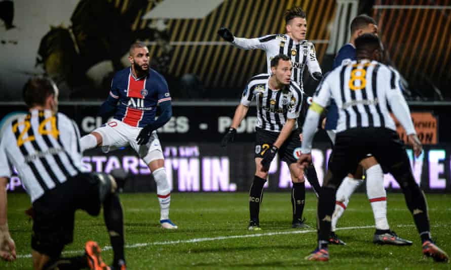 Layvin Kurzawa scores the winning goal at Angers.