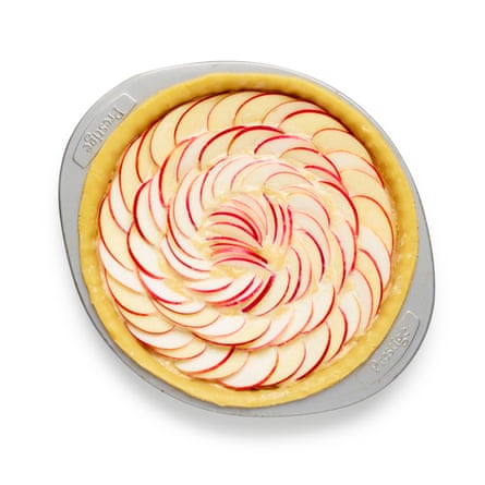 Arrange the apple half-moons on top of the tart in neat concentric circles, bake the tart for half an hour, then glaze with melted jam.