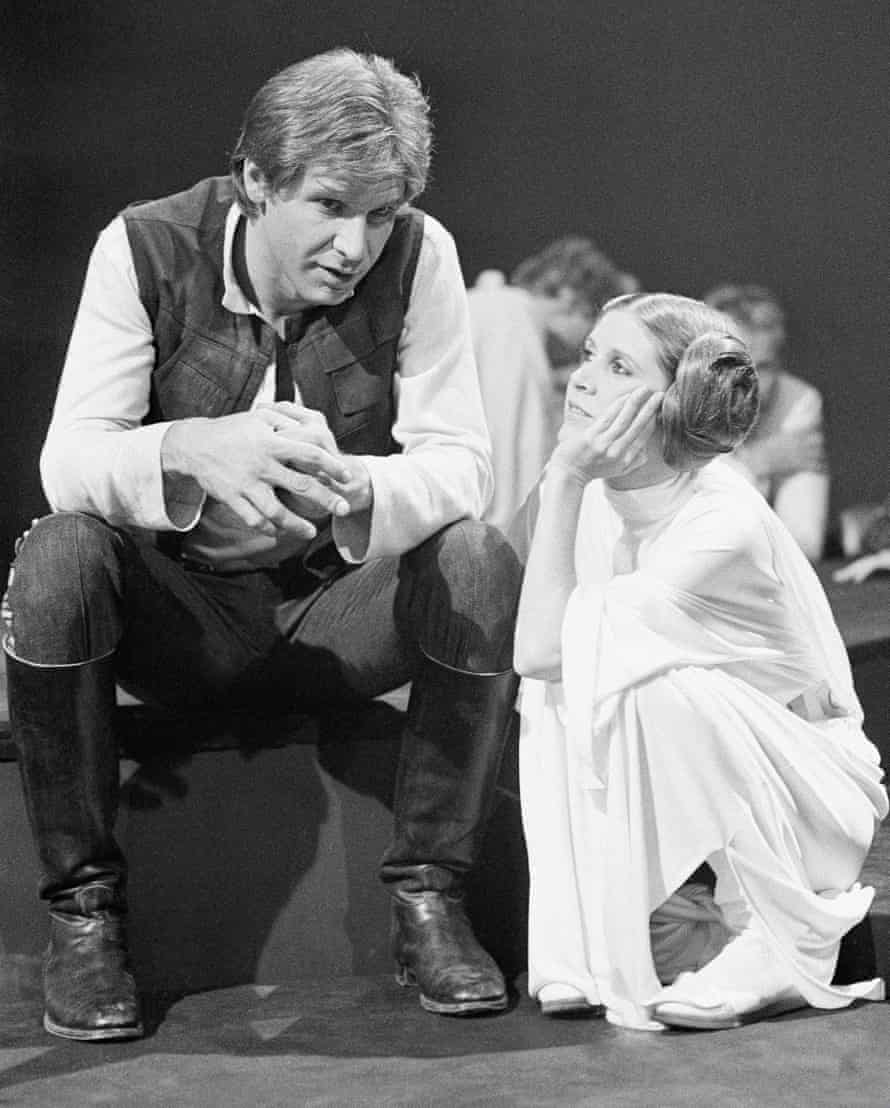 A színészek Harrison Ford és Carrie Fisher. 1978 novemberében, a CBS televízió The Star Wars Holiday című különkiadásának forgatása közben
