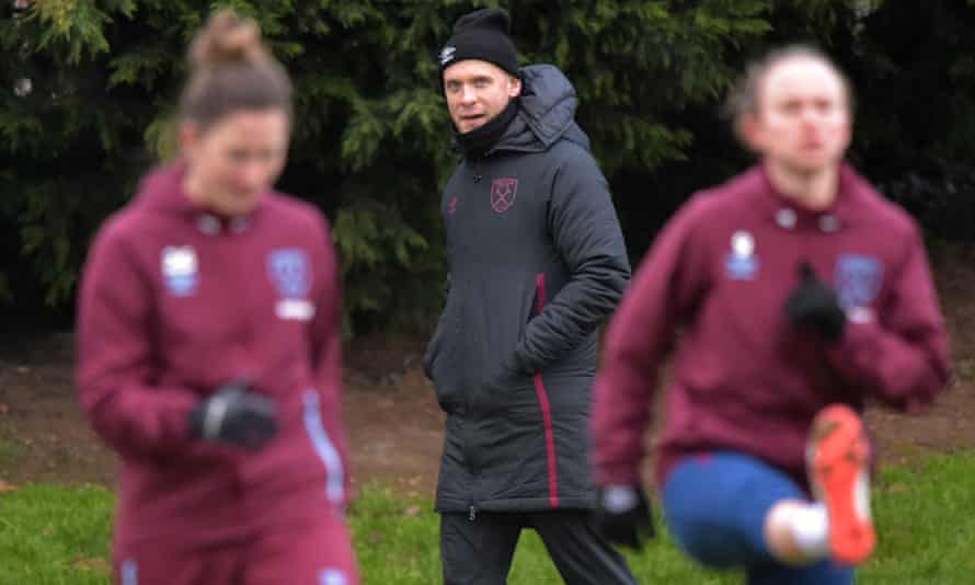 Olli Harder coaching West Ham