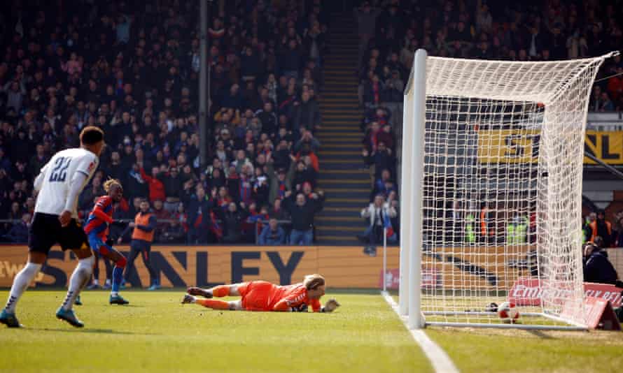 Wilfried Zaha scores Crystal Palace’s third goal past a prone Jordan Pickford