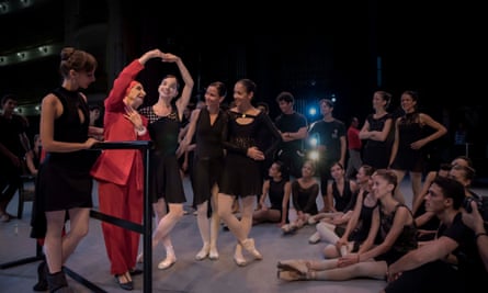 Alicia Alonso with Valdes and some of her young dancers.