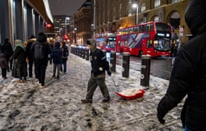 ๋ฐ๋, EnglandA ๋จ์๊ฐ ์ฌ ๊ฒจ์ธ ์๋๋ฅผ ๊ฐํํ๊ธฐ ์ํด ์ฒซ ๋์ด ๋ด๋ฆฐ ํ ๋ฐ๋ ๋ธ๋ฆฌ์ง ์ญ ์ธ๋ถ์ ํฌ์ฅ ๋๋ก๋ฅผ ๋ฐ๋ผ ์ฐ๋งค๋ฅผ ๋น๊น๋๋ค.