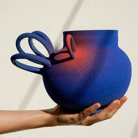 Pot karya ahli keramik Sandra Berghianu, dipamerkan di Future Icons Selects selama LCW 2023
