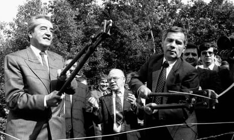 Foreign Ministers Gyula Horn (R) of Hungary and Alois Mock (L) of Austria cutting the barbed wire fence on the Hungarian-Austrian border, 27 June 1989.