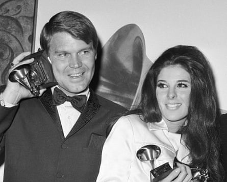 Campbell and Gentry at the 1968 Grammy awards.