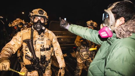 शहर में तनाव बढ़ने पर संघीय एजेंट ने मिनियापोलिस में एक व्यक्ति को गोली मार दी