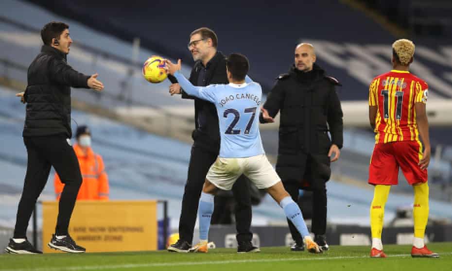 Slaven Bilic (centre) is reluctant to hand João Cancelo the ball as Manchester City push for a winner in vain. 