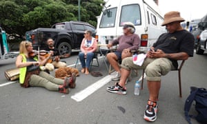 Manifestantes tocam música em uma rua fora do Parlamento em Wellington no quarto dia de manifestações contra as restrições do Covid-19.