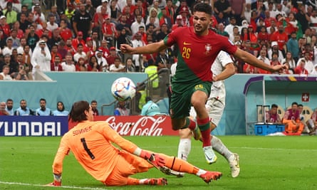 Le Portugais Gonçalo Ramos passe le ballon devant Yann Sommer pour compléter son triplé contre la Suisse