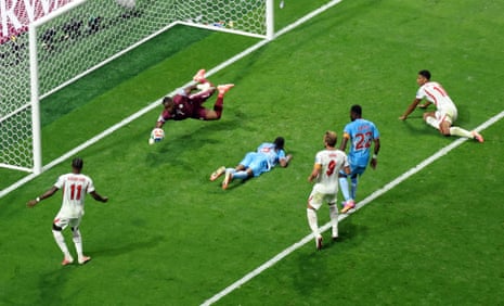 Lionel Mpasi saves a header